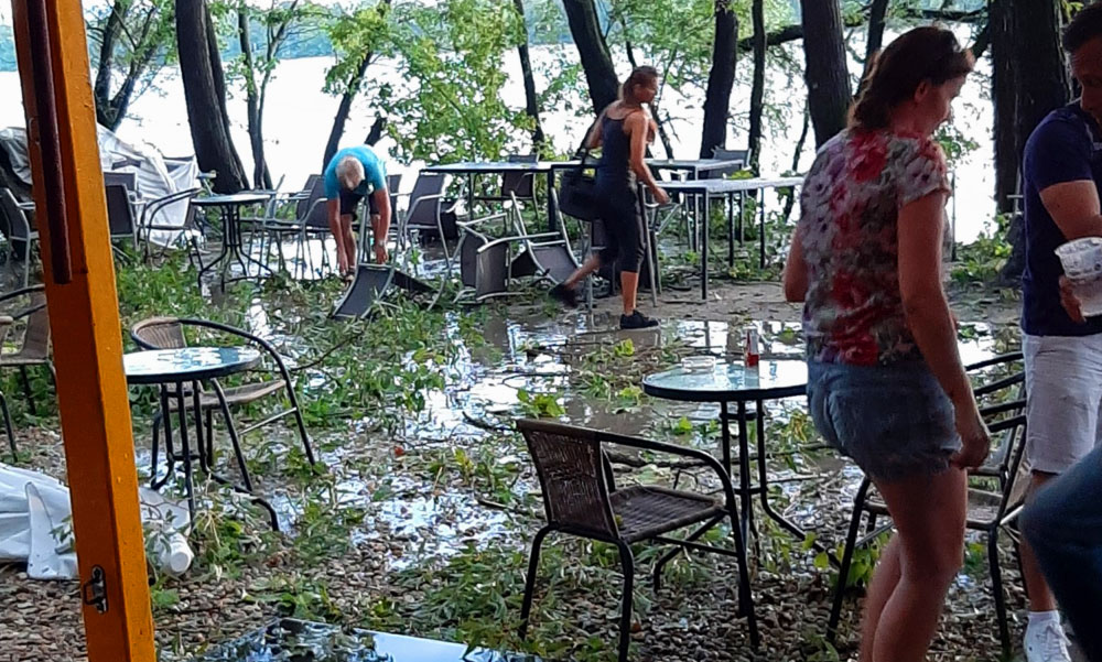 Durva vihar kapta el Dunakeszit, menekültek az emberek, lezárták a parti sétányt