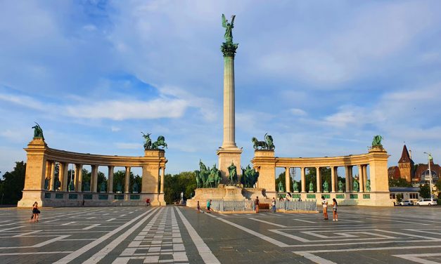 A Hősök terén tüntetnek délután tanárok: így érinti mindez a közlekedést, itt a BKK közlése!