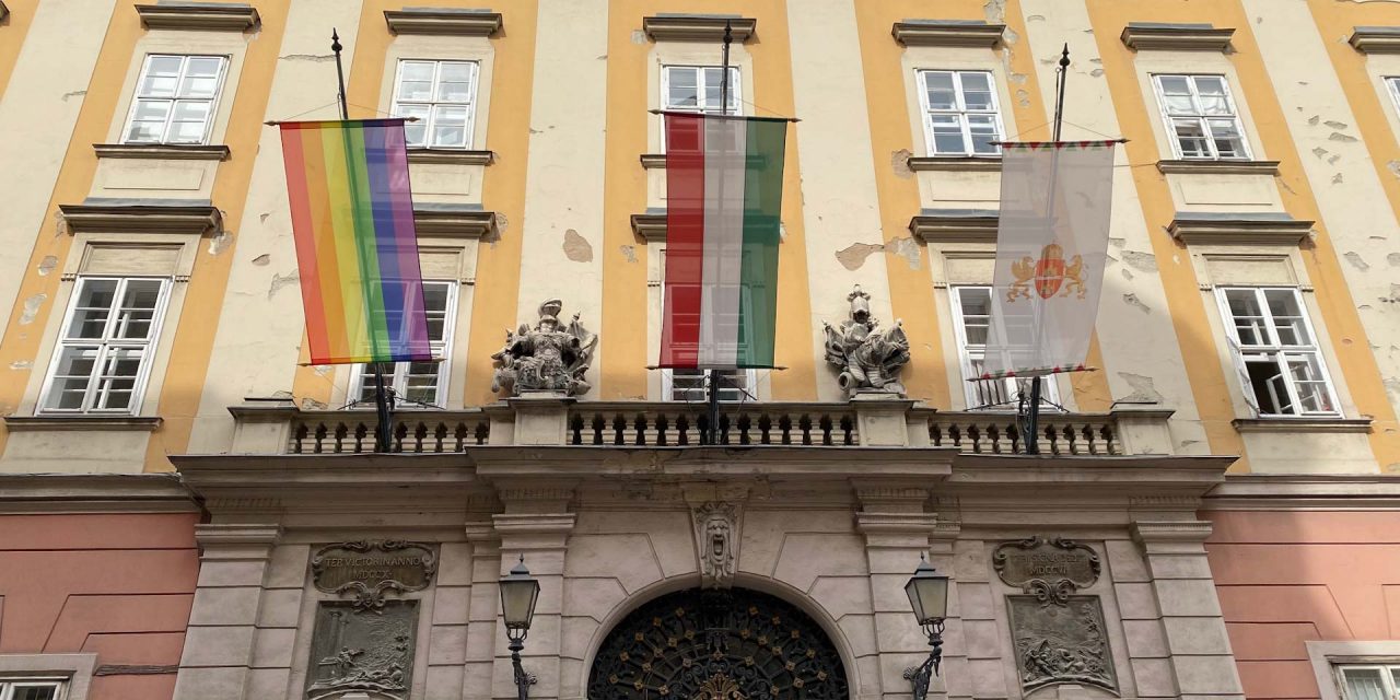 Leszedte, majd kukába dobta Novák Előd a Városháza épületére kitűzött szivárványos zászlót