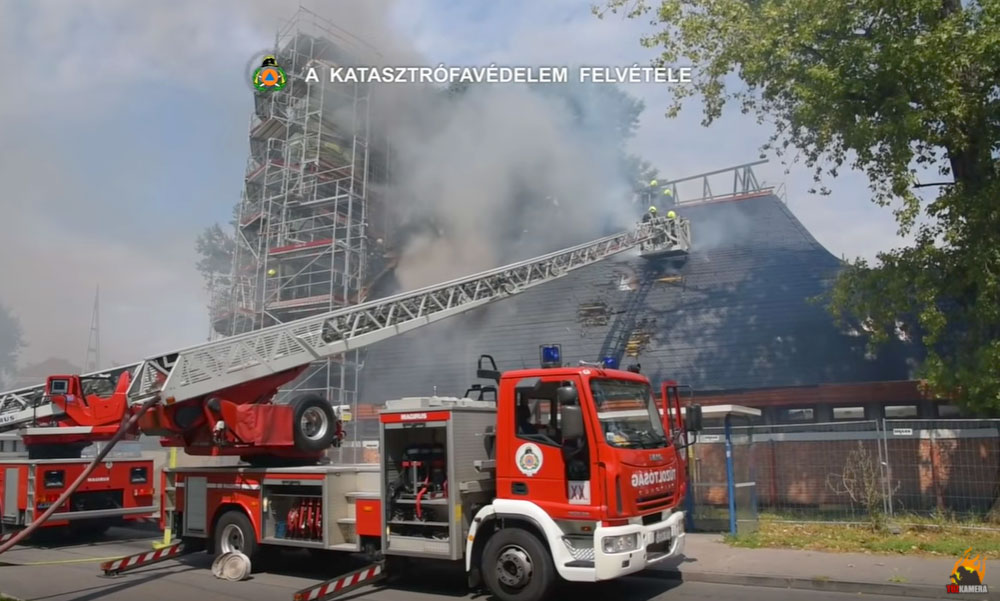 Óriási lángokkal égett a Makovecz-templom Pesterzsébeten