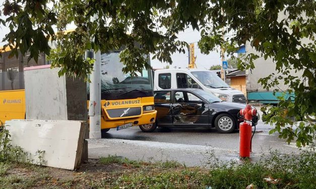 Két buszbaleset is történt Budapesten: egy Volánbusz több autóval ütközött, illetve rosszul lett a metrópótló sofőrje