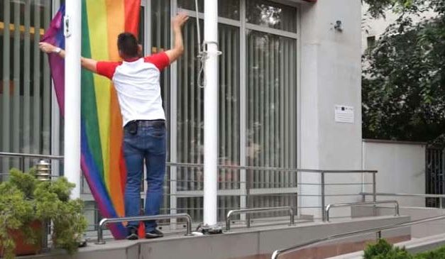 A Városháza után Újbudán is letépte a szivárványos zászlót Novák Előd