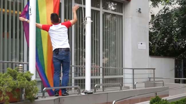 A Városháza után Újbudán is letépte a szivárványos zászlót Novák Előd