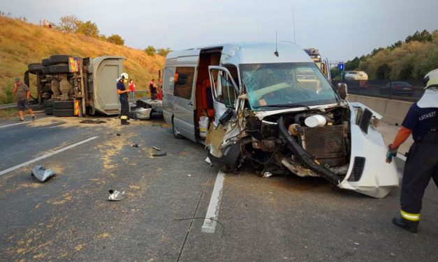 Elborzasztó fotókat kaptunk az M0-áson történt balesetről