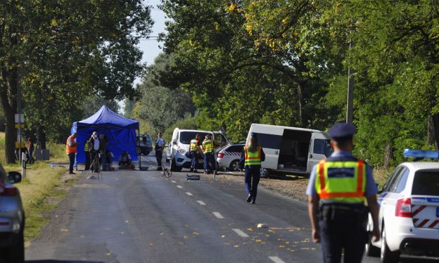 „Éppen a megállóban várakoztunk a testvéremmel, akit félrerántottam” – megszólalt a reggeli buszbaleset egyik szemtanúja, a tragédiában egy kisfiú is meghalt