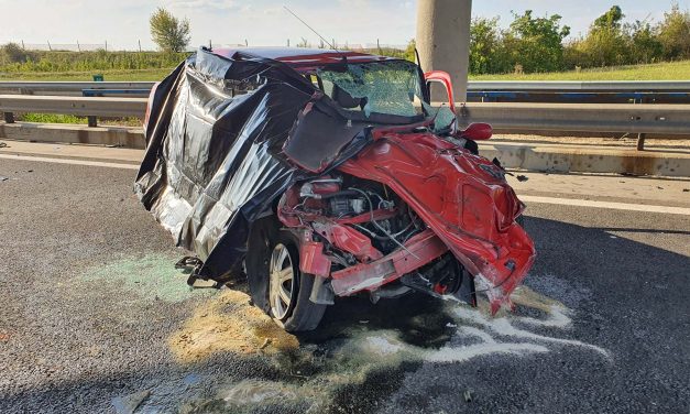 Halálos baleset az M7-esen: munkagépnek csapódott egy autó