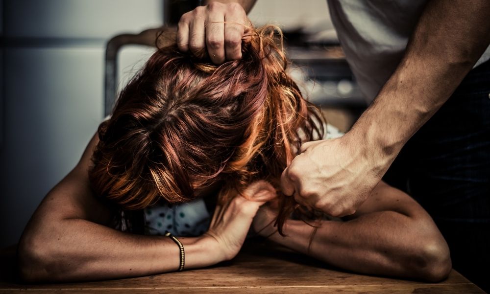 Ököllel ütötte a fejét és az arcát: Ez várhat arra a férfira, aki hónapokon át bántalmazta volt feleségét