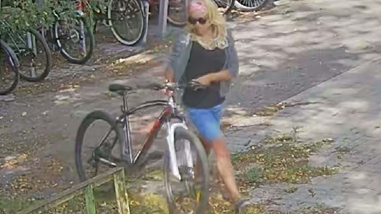 Biciklit lopott a csinos szőke Dunaharasztiban, keresi a rendőrség