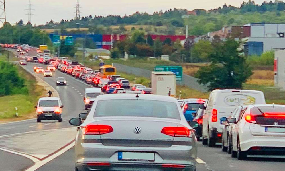 Baleset az M5-ön, torlódás az M0, M3-as autópályákon, nagy a forgalom Budapest felé
