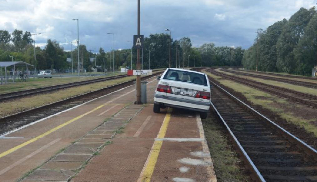 A holtrészeg sofőr a sínekre parkolt a vasútállomáson