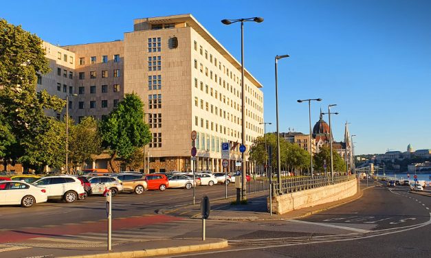 Magyar Péter: a Tisza Párt frakció képviselői nem költöznek be az egykori ÁVH és MSZMP székházba