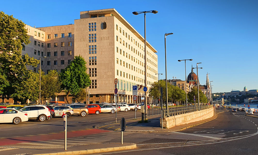 Magyar Péter: a Tisza Párt frakció képviselői nem költöznek be az egykori ÁVH és MSZMP székházba