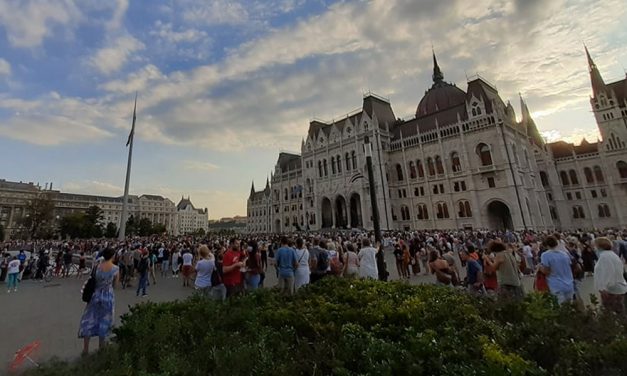 Az SZFE-től az Országházig tartó élőláncot szerveznek az egyetemfoglaló diákok: annyi a tüntető, hogy dupla élőláncot kérnek a szervezők