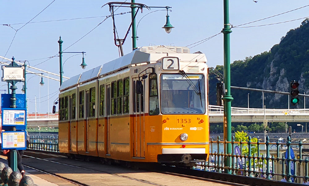 Utasbarát fejlesztésekre készülnek a 2-es villamos vonalán, ráadásul 100 új villamos érkezhet Budapestre