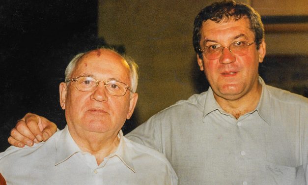 Gorbacsov a Dunakorzón a magyarországi atomrakétákról beszélgetett egy szelet krémes mellett a magyar barátjával Zolcer Jánossal