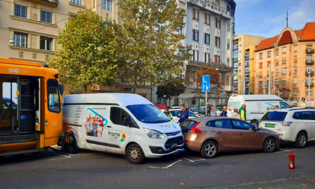 Három autó és egy villamos ütközött a 9. kerületben a Mester-Haller sarkon