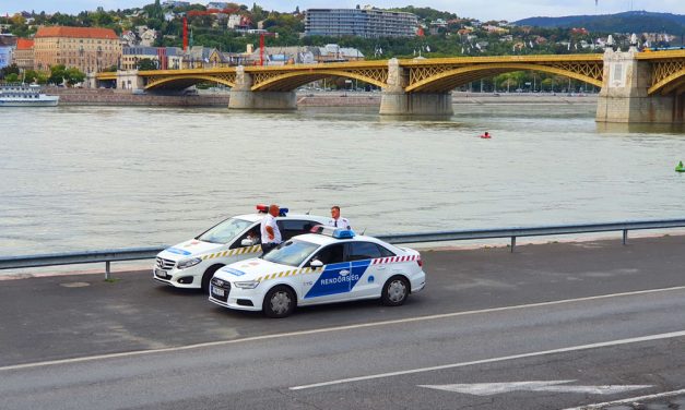 Letörték a Margit hídon a Szent Korona kőkeresztjét, most szüleikkel mentek be a rendőrségre, hogy feladják magukat
