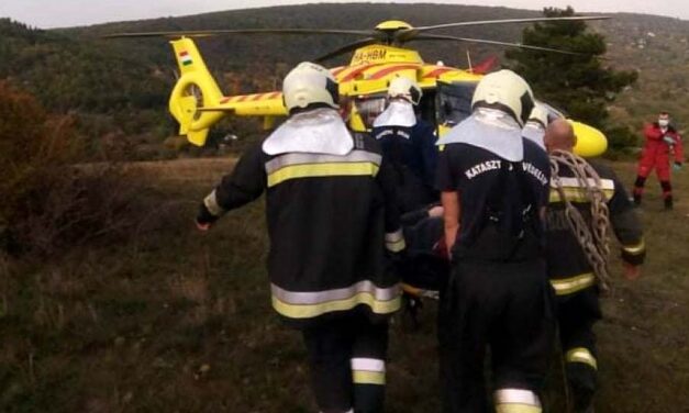 Két turista sérült meg Budaörsnél, hordágyon hozták le a katasztrófavédők a súlyosan sérült kirándulót a hegyről