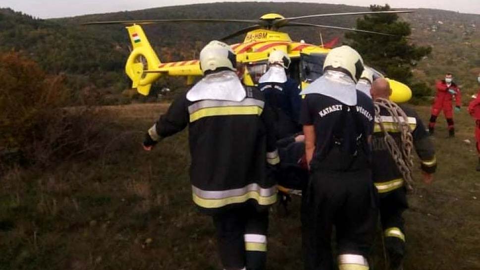 Két turista sérült meg Budaörsnél, hordágyon hozták le a katasztrófavédők a súlyosan sérült kirándulót a hegyről