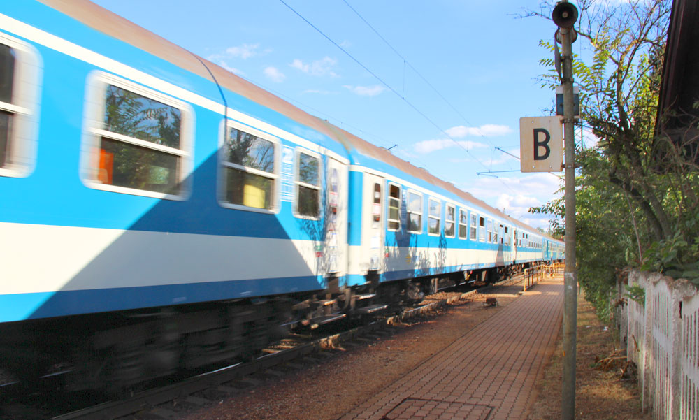 Jegy nélkül szállt fel a vonatra a budapesti nő, majd amikor le akarták szállítani, hátba rúgta a kalauzt