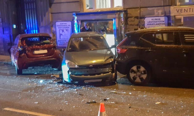 Dominóként tarolta le a teherautó a parkoló autókat a budai utcában, lelépett a vétkes bringás