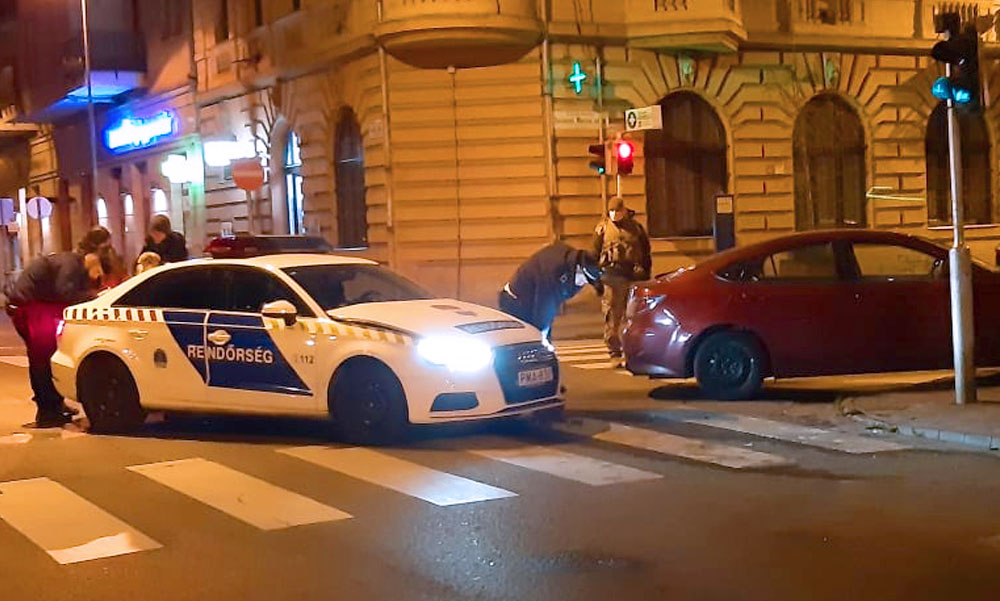 Szirénázó rendőrautó karambolozott a 6. kerületben, egy friss jogsis sofőr autójának ment neki