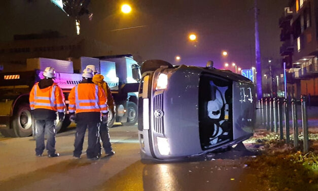 Nagy csattanás a Lurdy Háznál, friss jogsival szabálytalanul kanyarodott a sofőr, a másik autó az oldalán csúszva állt meg