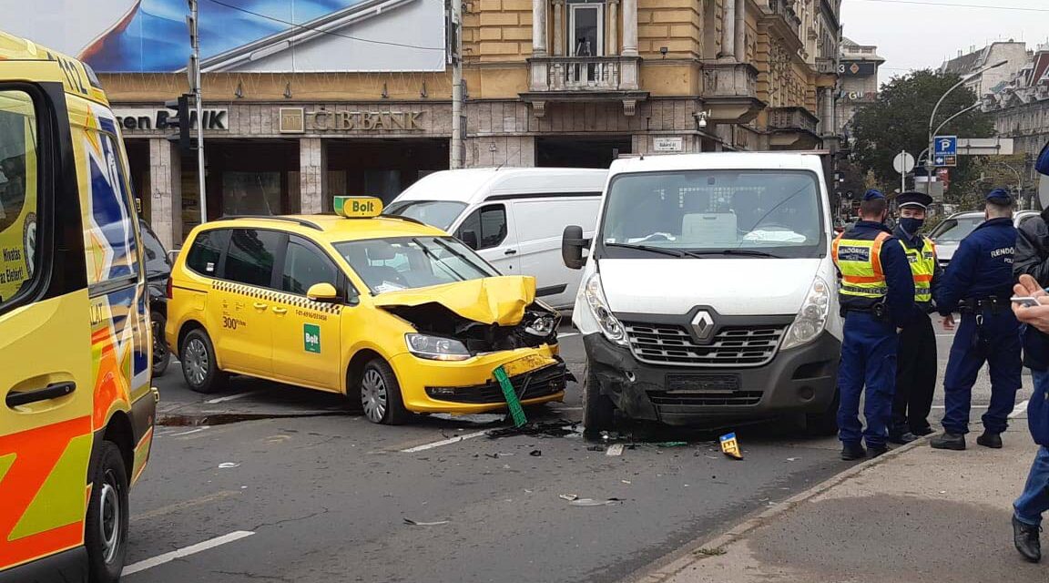 Taxi és kisteherautó ütközött a Blahán, lezárták a József körutat: óriási a dugó a környéken