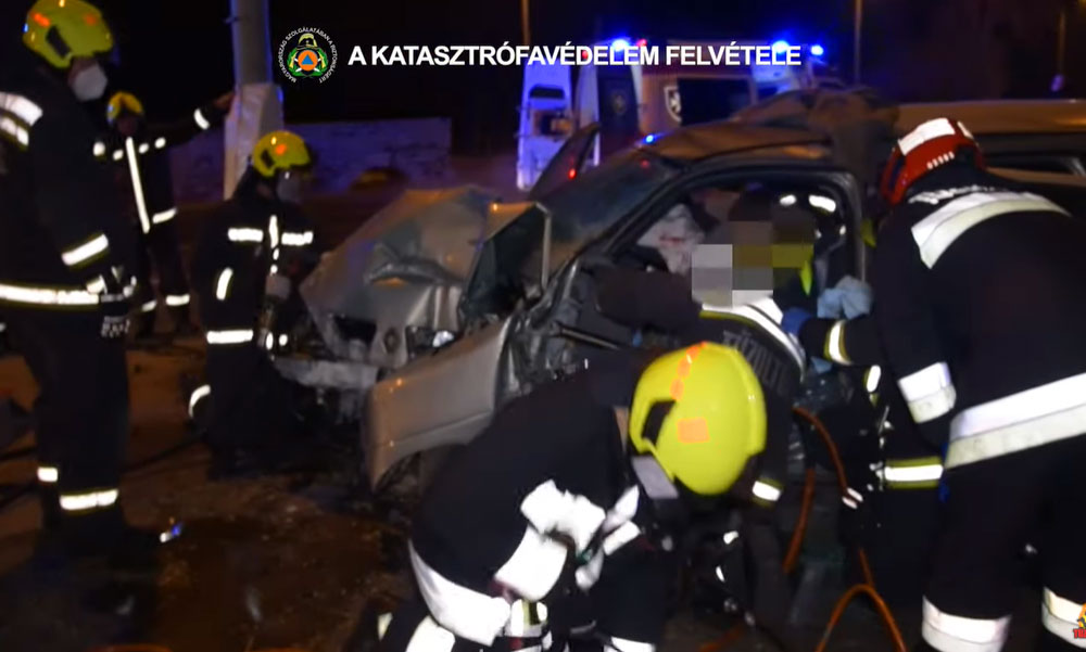 Súlyos baleset a Szentendrei úton, a füstölő autóból mentették ki a beszorult sofőrt