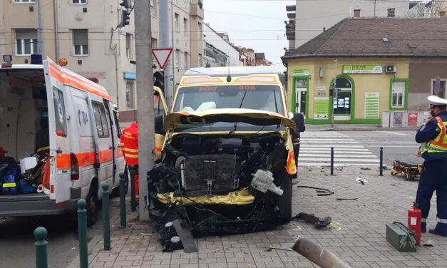 Kisbabához riasztották azt a mentőt amelyik karambolozott Óbudán, többen megsérültek, emberségből mégis jelesre vizsgáztak a balesetet szenvedett mentősök