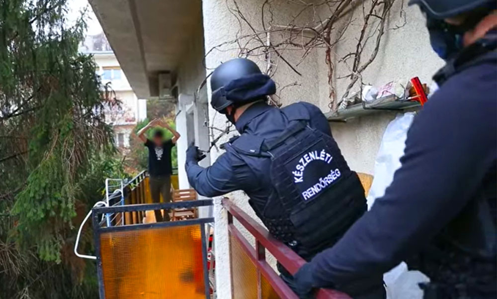Hatalmas drogfogás: 15 helyszínen csaptak le a rendőrök a bandára, chatszobákban árulták a kábítószert