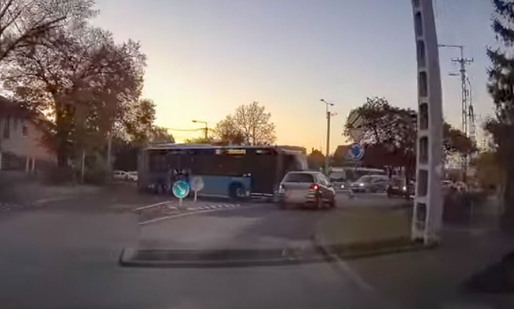 Csúnyán benézte a Toyota Yaris vezetője a csepeli körforgalmat, nagyot kapott a BKK busztól (Videó)
