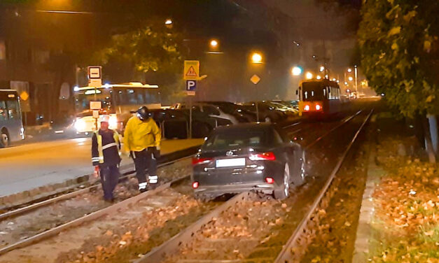 Villamos sínekre hajtott egy autós, döcögött rajta egy darabig, majd elakadt