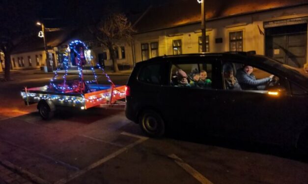 Micsoda ötlet: Így teremtenek karácsonyi hangulatot Solymáron – Zenélő autó járja a település utcáit