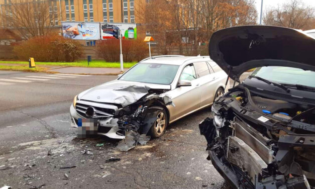 Furcsa dolgot vettek észre a Mercedesen, miután összeütközött egy kisbusszal a Szerémi úton