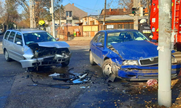 Totálkárosra törött két autó, a sofőröket kórházba szállították, mindkettő a zöld jelzésen haladt keresztül