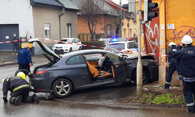 Szétrepedt és csaknem összedőlt az a sarokház, amelybe egy Alfa Romeo csapódott szilveszter délelőtt