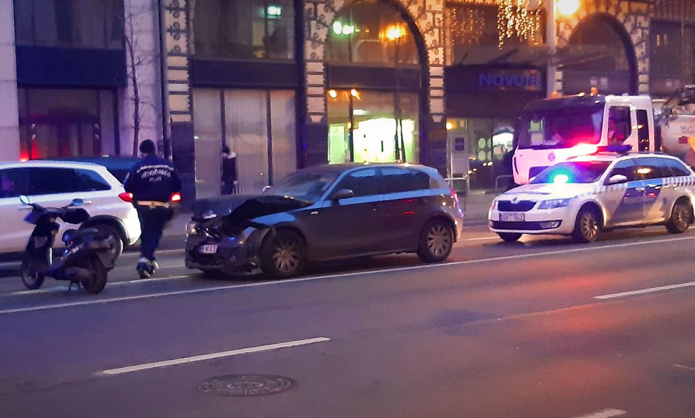 Fékezés nélkül a pirosnál várakozó autósorba csapódott egy BMW a Blaha közelében, az autót vezető hölgytől azt kérdezték a rendőrök, szed-e gyógyszert, tudja-e hol van
