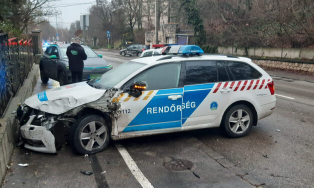 Rendőrautók karamboloztak a 12. kerületben, az egyik rendőr sokkos állapotba került, kórházba szállították
