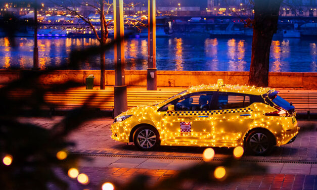 Különleges fénytaxi járja Budapest utcáit