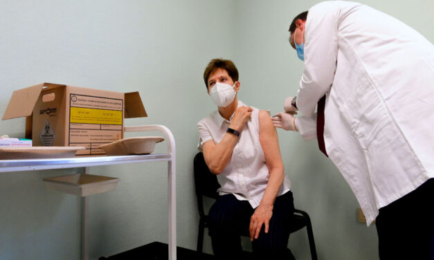 Megkezdődött az oltás a koronavírus-vakcinával, Szlávik doktor beadta a kollégáinak az első Pfizer-vakcinát