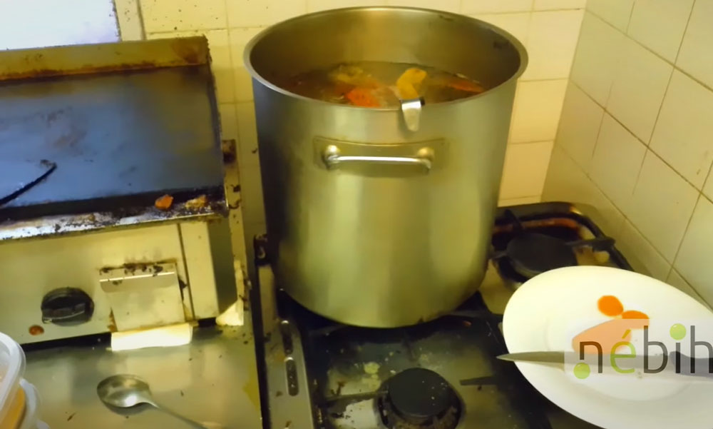 Elájulsz, ha meglátod milyen körülmények között készült egy budapesti étteremben a házhoz szállított étel