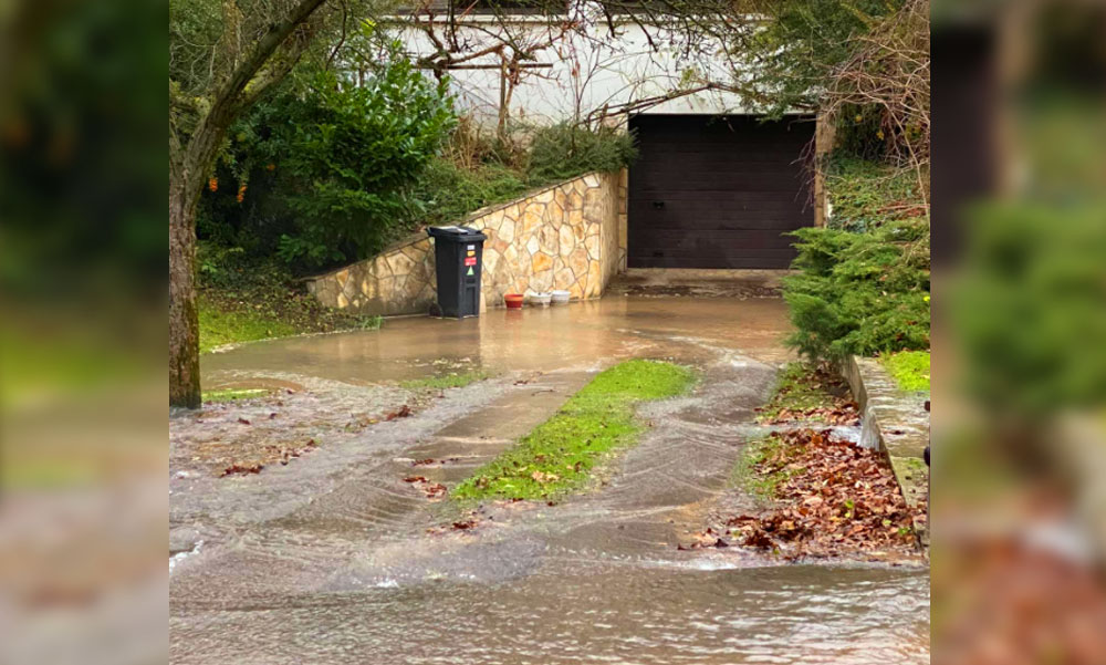 Óriási csőtörés miatt hömpölyög a víz Piliscsabán, több házat és az idősek otthonát is veszélyezteti a víz