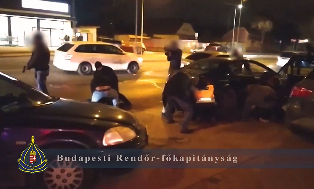 Sírrablókra csaptak le az utcán a rendőrök, a földre teperték őket az elfogáskor