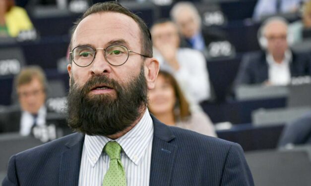 200 milliós balatoni nyaralóban bújt meg Szájer József, a Fidesz botrányos körülmények közt megbukott politikusa