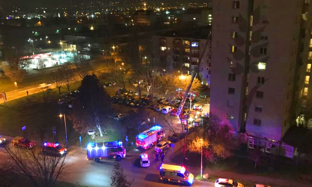 Kigyulladt egy 10 emeletes panelház Kaszásdűlőn, ellepték a tűzoltók a környéket