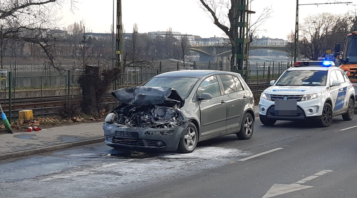 Újabb baleset Budapesten – Hármas karambol a 2. kerületben, egy autó kigyulladt – Képek a helyszínről