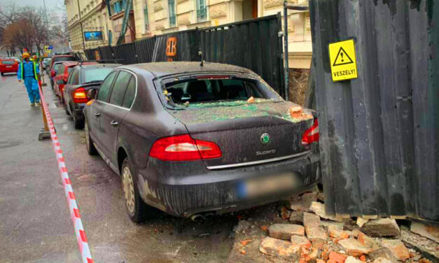 Faldarabok zuhantak az utcán parkoló autókra a Radetzky-laktanya bontásánál a Külügyminisztérium közelében