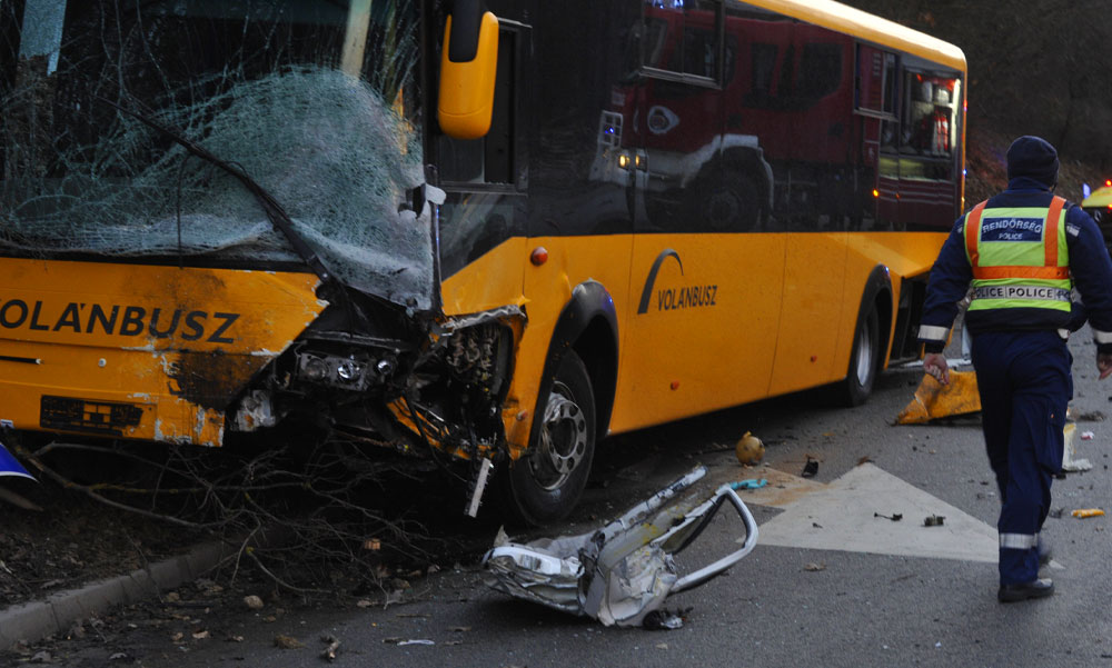 Tragikus buszbaleset Gödöllőnél, 17 sérült egy halálos áldozat