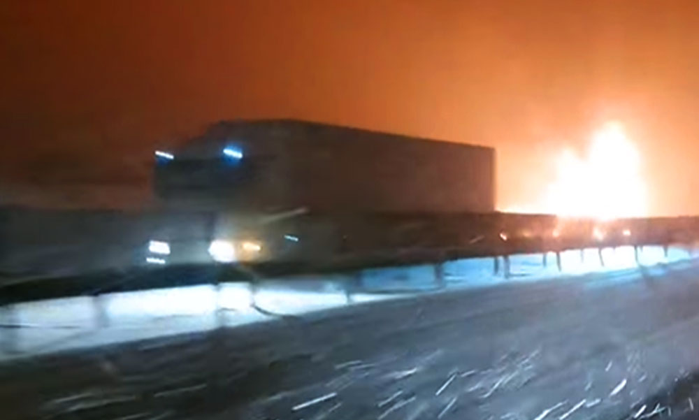 Lángol egy kamion az M1-esen, közben esik a hó, mindenhol sónedvesek, havasak az utak